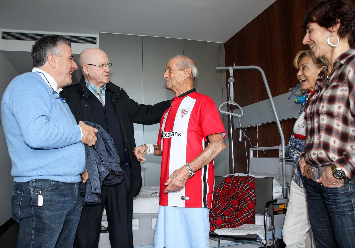 José Mari Argoitia y Daniel Ruiz-Bazán “Dani” visitan a los pacientes de la Clínica IMQ Zorrotzaurre